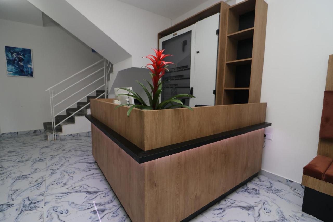 Heming-Way Hotel Дуррес Екстер'єр фото